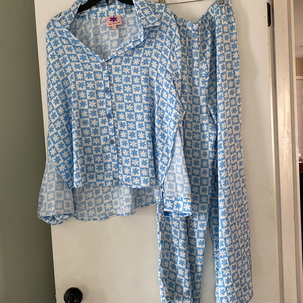 Super cute Lisa Says Gah! Silk PJs set.